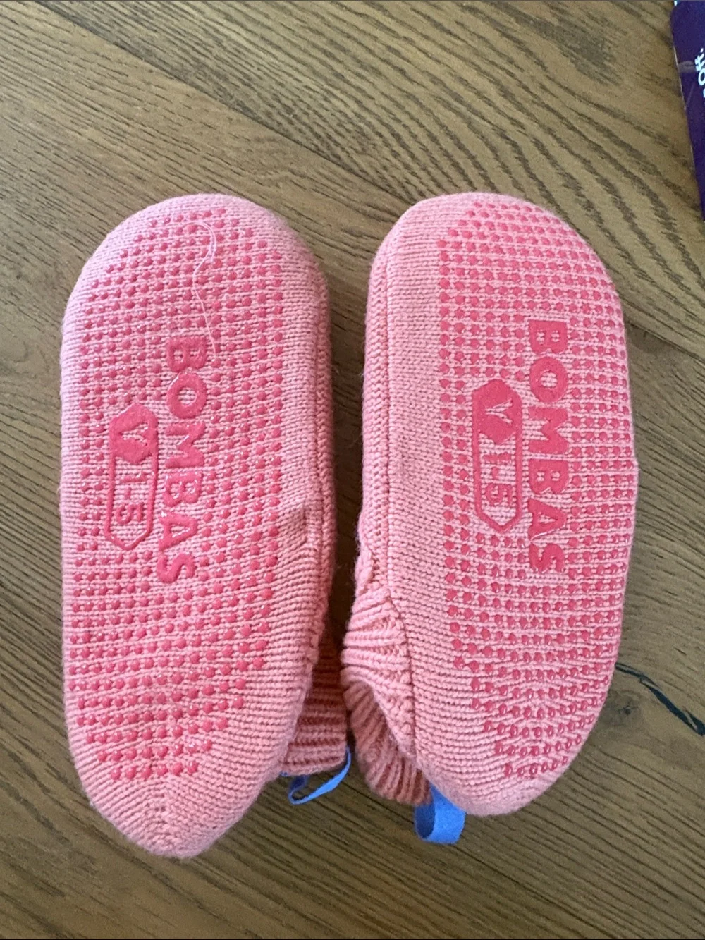 Brand new, Bombas The Gripper Slipper in Coral Guava, size Youth 1-5